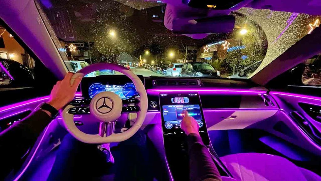 4 avantages d’investir dans des autos high-tech