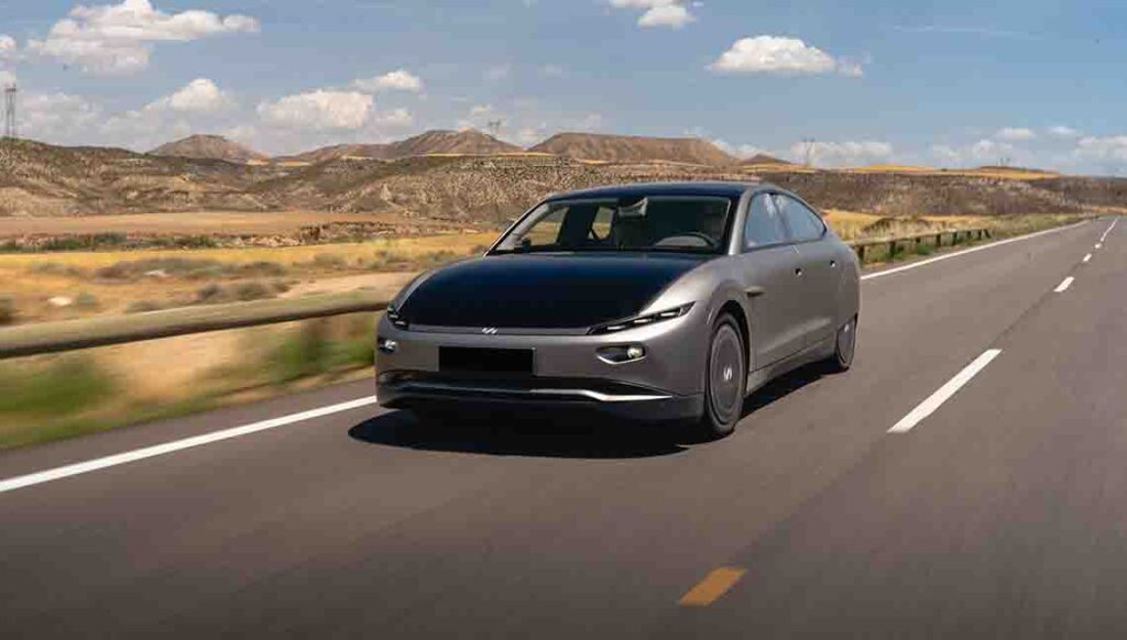 La première voiture solaire en test : Vers une nouvelle ère de l’électrique ?